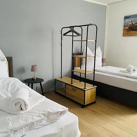 Lägenhet 3X Doppelzimmer Mit Smart Tv Und Netflix, Grosse Parkplaetze, Free Wifi