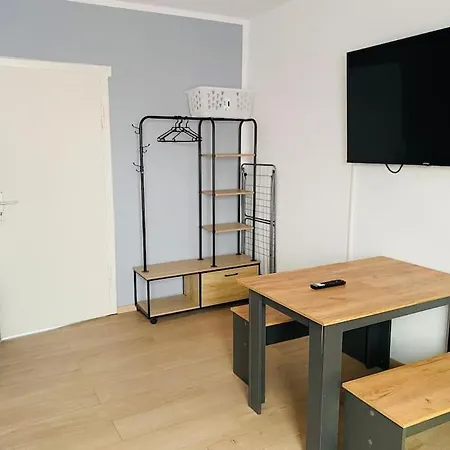 Lägenhet 3X Doppelzimmer Mit Smart Tv Und Netflix, Grosse Parkplaetze, Free Wifi